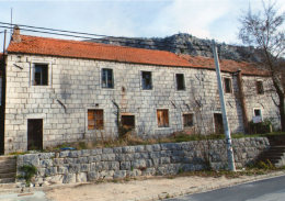 Ovo je kuća obitelji Mate Perišića koja je sagrađena početkom 20. st. Poslije II. svjetskog rata u prizemlju su bile učionice Osnovne škole, a na katu milicije (nekoliko godina), a na drugom ulazu bila je pošta do 70-ih godina.