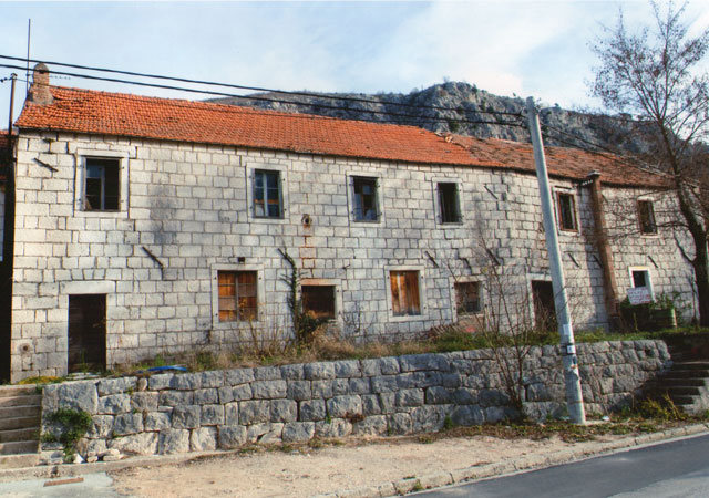 Ovo je kuća obitelji Mate Perišića koja je sagrađena početkom 20. st. Poslije II. svjetskog rata u prizemlju su bile učionice Osnovne škole, a na katu policije (nekoliko godina), a na drugom ulazu bila je pošta do 70-ih godina.